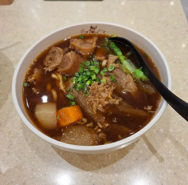 半筋半肉紅燒牛肉麵