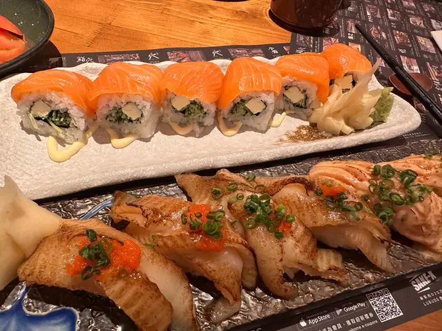 炙燒左口魚裙邊+炙燒三文魚壽司+三文魚芝士青瓜卷