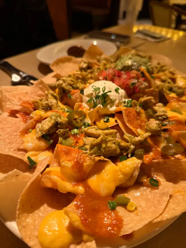 FACTORY NACHOS WITH SPICY CHICKEN