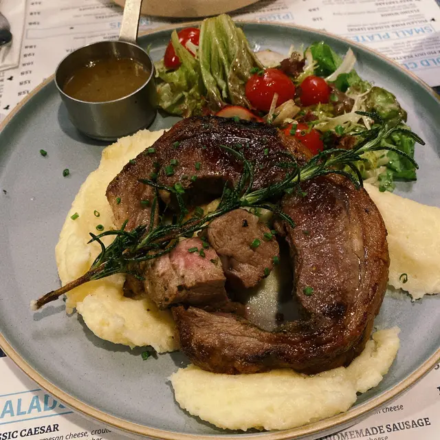 主廚自製羊鞍配奶油薯泥羊肉汁