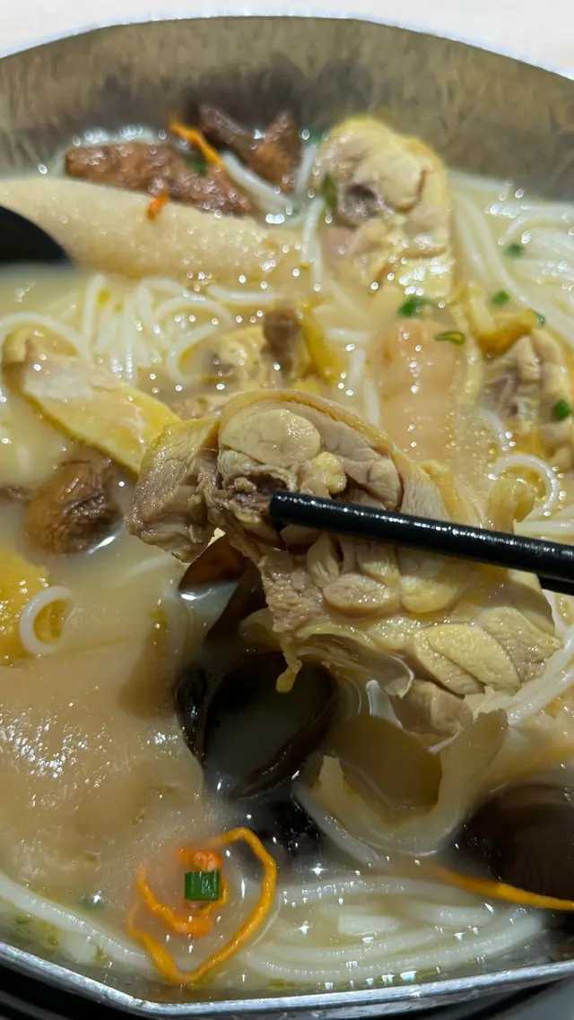 姫松茸竹笙花膠雞米線