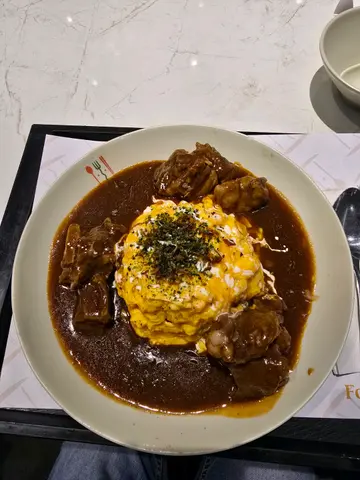 肉汁燴牛助條蛋包飯