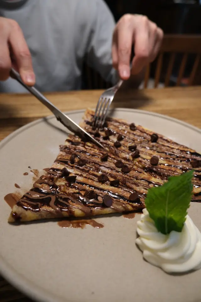 即叫即做，溫熱軟熟的可麗餅包裹著香濃黑朱古力碎、黑朱古力醬跟Nutella，作為飯後甜品一流！