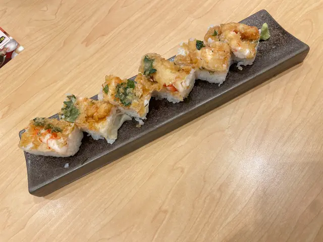 炸蝦和紫蘇葉是用秘制醬汁調味