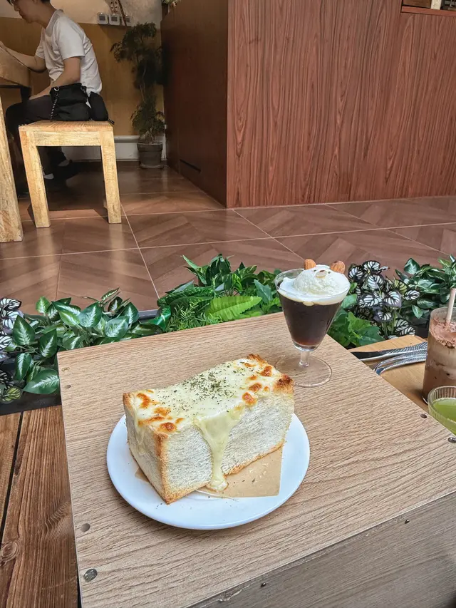 
吐司即點即焗，超級厚切，芝士味道很香，淡淡的黑松露香味，完美的配合，是很有層次感的味道，麵包軟熟 ！