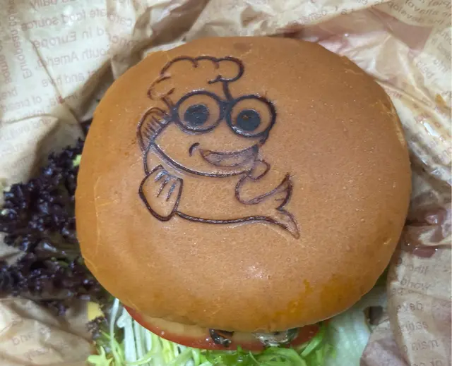 牛肉厚實又juicy
夾了生茶蕃茄和芝士，口感豐富
一打開面包上的魚魚圖案可愛又醒神

