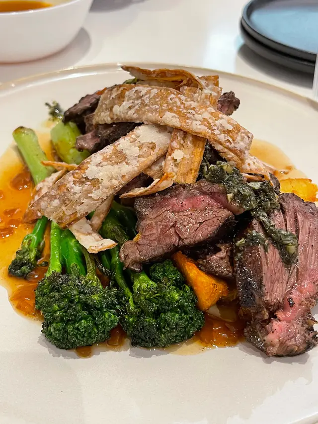 牛肉熟度處理得不錯,但肉質偏實,不算嫩滑,整體口感略韌。香草醬(Chimichurri)味道清新,作為配角能提升香氣。配菜包括炸薯條、唐芥蘭和炸芋片,搭配有心思,令整道菜不會過於單調