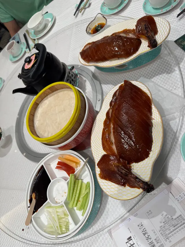 價錢合理，味味餸都很好吃！片皮鴨配配料很多，最有驚喜係山楂條和哈密瓜條！@連面皮都用爐暖住，非常滿意，估唔到燒味都好好食
桶蠔非常大隻，老人家很滿意👍🏻唯獨是洗手間環境一般，職員服務都幾好，配料唔夠叫佢哋加都冇另外收錢