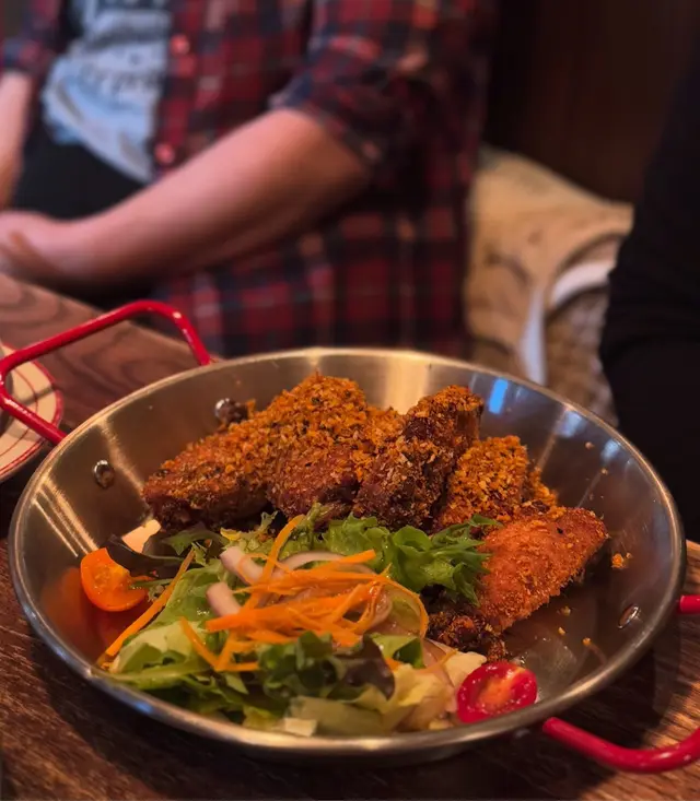 肉質外脆內嫩，炸得好靚仔，微微嘅辣味，唔會覺得油膩