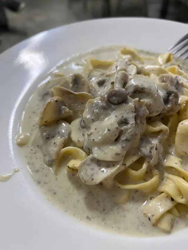 手打的麵，不過面嘅質地唔係我喜歡食嘅，松露味就好香