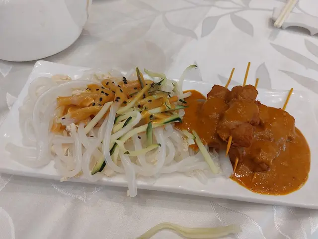 沙爹雞串伴粉皮
