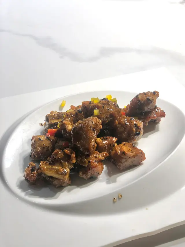 彩椒欖角脆活鱔球一口金沙骨