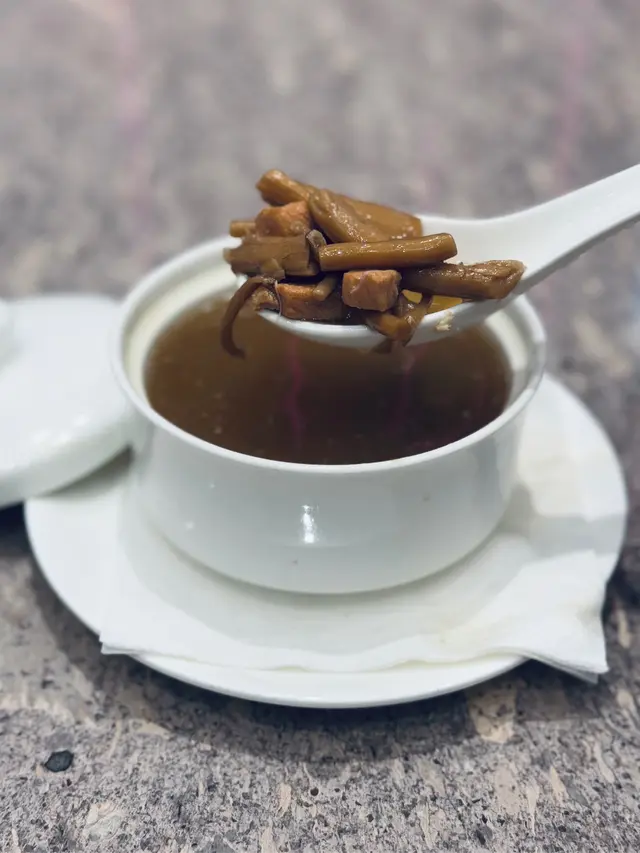 茶樹菇燉豬脊骨湯