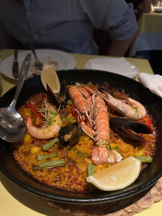 Seafood paella
