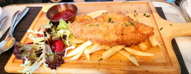 炸粉厚，魚肉薄，魚肉少少腥及腍而無味，薯條炸得唔夠身