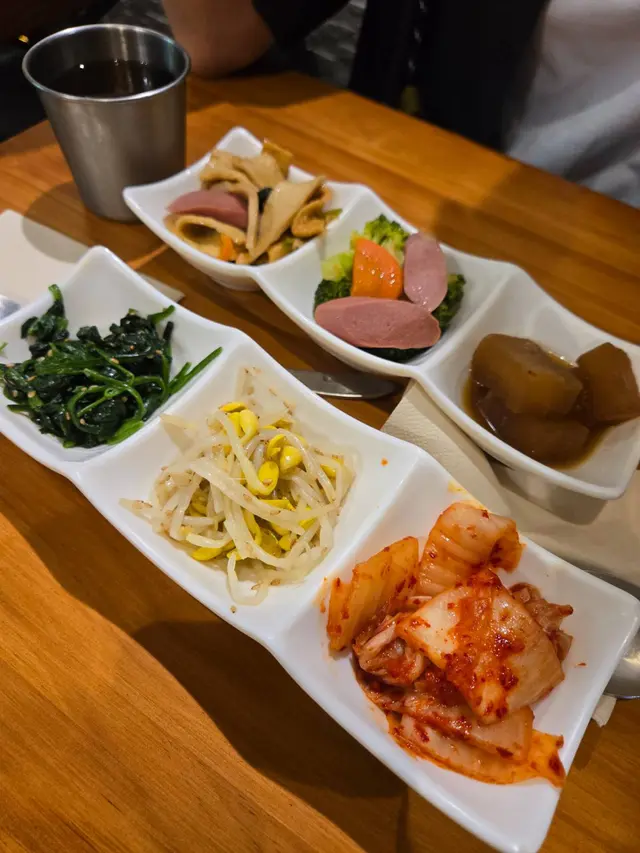 前菜拼盤中的幾款小菜令人印象不俗。清燉蘿蔔軟腍入味,湯汁微甜;泡菜酸辣平衡,爽脆醒胃;芽菜則炒得清新不油,仍保留豆香與咬口。雖然是配角,卻顯得誠意十足,開餐前已令人食慾大開。
#韓式前菜 #泡菜 #清燉蘿蔔 #韓國芽菜 #韓式小菜拼盤