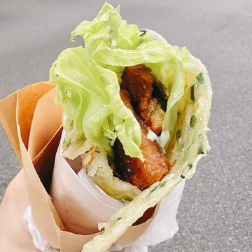 鳗鱼、芝士鸡蛋生菜配日式烧汁