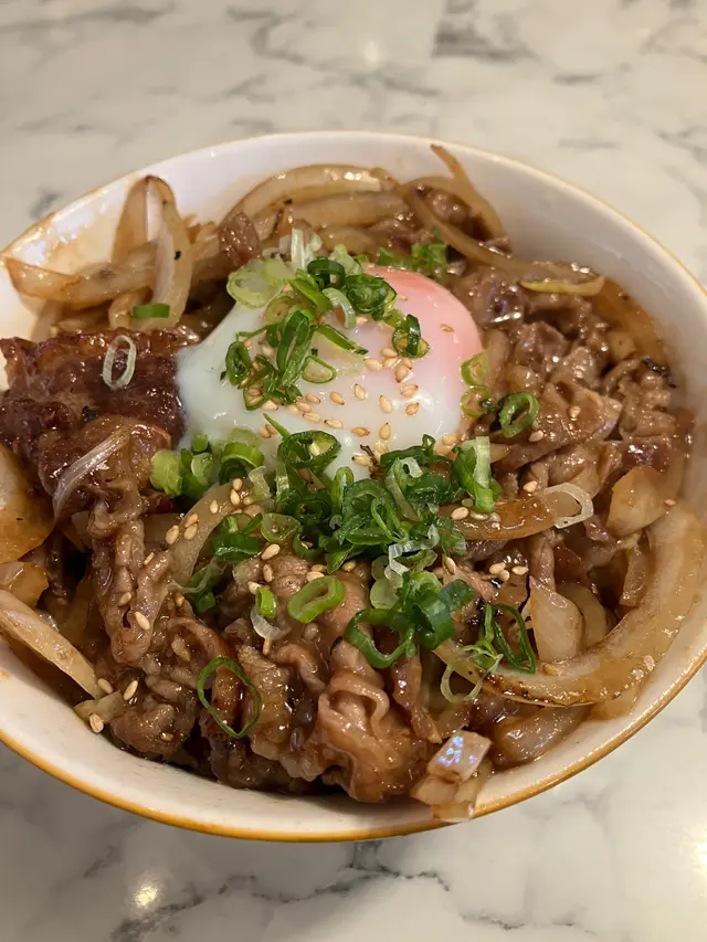 溫泉蛋牛肉丼