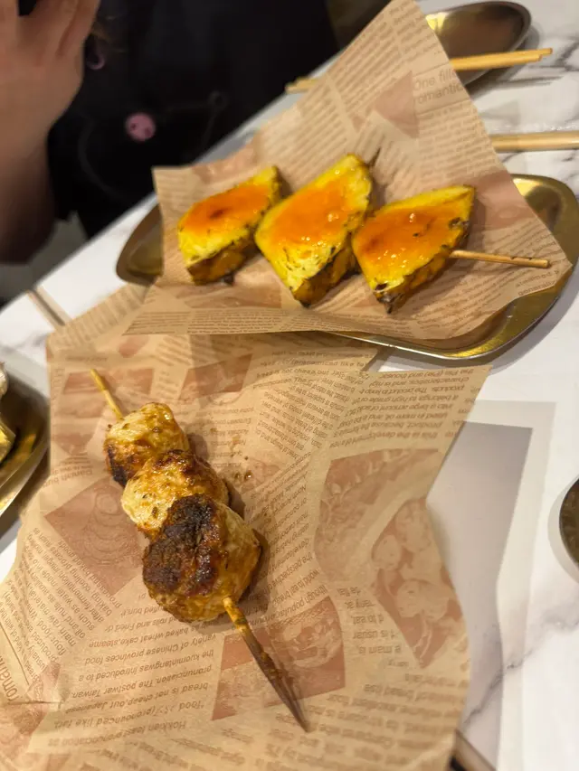 焦糖燒菠蘿甜酸清新，烤出焦糖香，解膩一流，係意想不到嘅驚喜！燒豆卜外脆內軟，吸晒醬汁，好味。