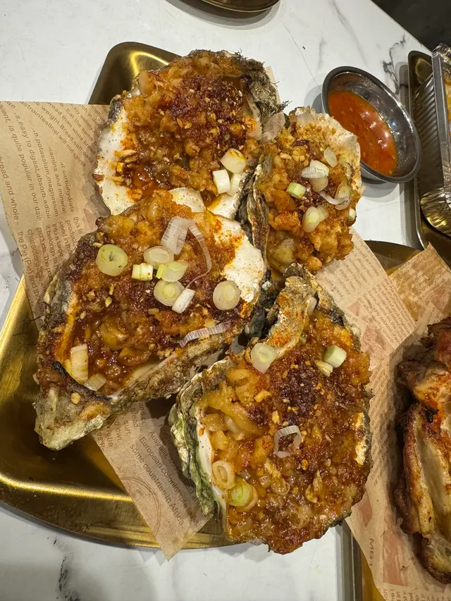 大大隻燒生蠔，蠔肉肥美多汁，蒜蓉同炭烤味夾到無得頂。