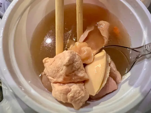 壹盅湯（鮑魚花膠螺片燉雞）