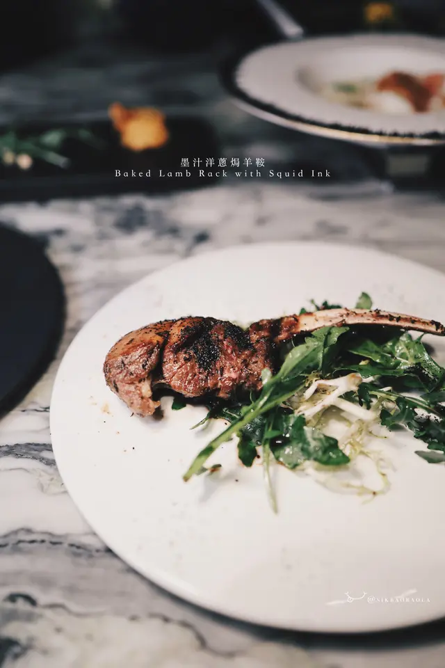 墨汁洋蔥焗羊鞍