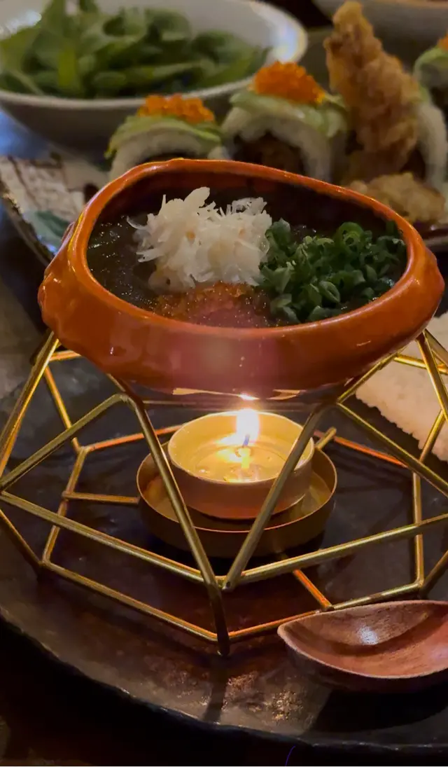 松業蟹みそ焼き
這道菜真的是超值！有蠟燭長期保持蟹膏蟹醬的溫度，讓蟹膏的鮮味完美釋放 🤤 撈勻後塗在薄脆上，吃下去不僅有鮮味，還有脆口的享受，真是無法抗拒的美味！😋✨