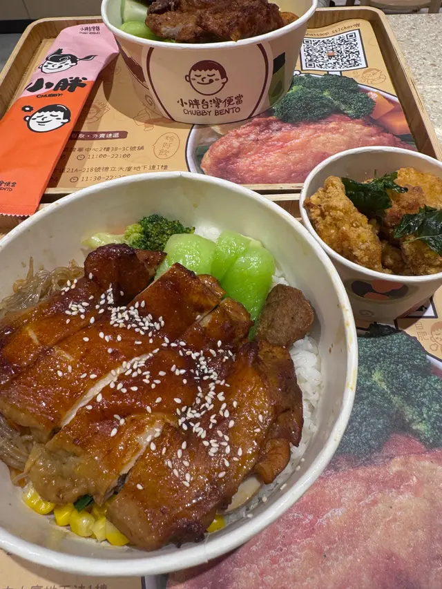 整體感覺性價比超高，因為覺得食物好味道，特別係便當入邊入味嘅粉絲同埋烤雞扒，我連雞皮都食埋。因為啲皮比較薄。
同埋便當嘅份量比較多，連我平時胃口嘅朋友都食唔晒。因為便當入邊有菜、粉絲、粟米同半隻蛋。
最後，每份便當都跟一杯飲品，冇諗過熱飲都比較大杯，飲埋杯嘢飲已經超級飽。
有機會經開尖沙咀，我都想嚟試多次試吓其他嘅產品。
#DiscoverMore  in TST
#FoodieLife 