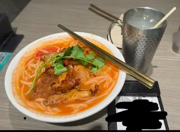 下午茶。香濃蕃茄雞肉米線+熱o水