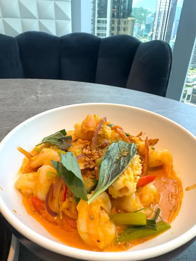 泰式香草鹹蛋黃炒鮮蝦及魷魚