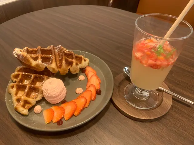 士多啤梨牛角包窩夫