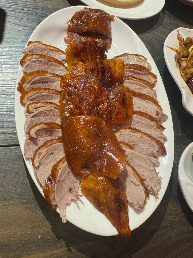 之前來過好多次午餐，都覺得唔錯，今晚有朋友點名過嚟食晚飯，就一起過來聚餐，先唔好講食物，嚟咁多次依舊服務態度非常好👍由於訂5位臨時朋友有事來不了，下次可以再叫多啲野試😋
金沙萵筍超級正😋
手拍青瓜送的好好味秒清😋
片皮鴨味ok片得有點厚🤭
小黃魚味ok有點over唔夠脆肉有點散🤔
螞蟻上樹蠻不錯😏#
孜然蔥爆雞丁雞有點出走要揾😂