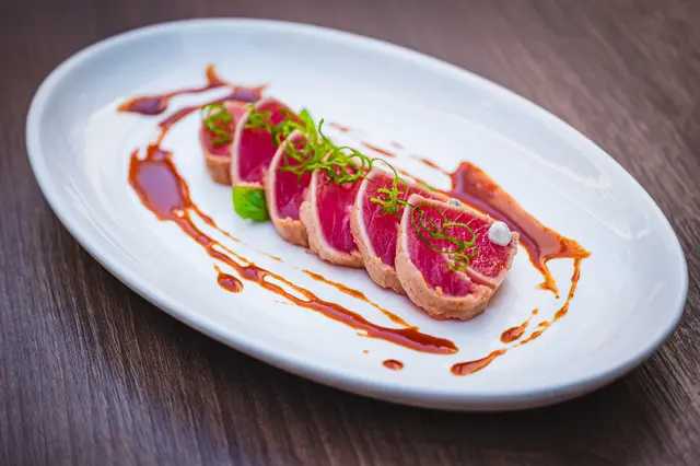 Tuna Tataki 炙燒吞拿魚 , 松露蛋黃醬，香蔥，羅勒