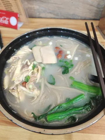 手撕雞絲粉加鮑魚片清湯薯粉