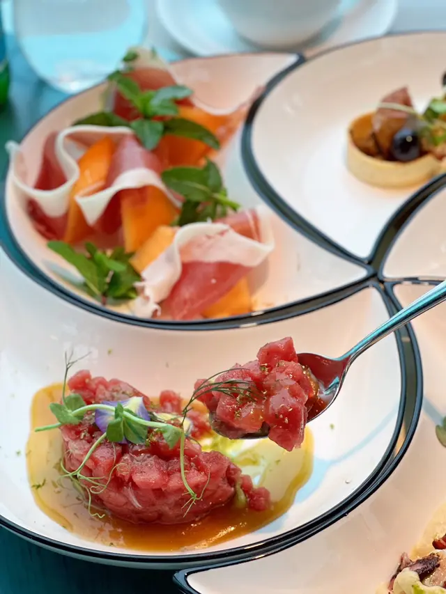 藍鰭吞拿魚佐牛油果他他