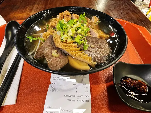 份量十足，好食又抵食嘅崩沙腩河$40再加碼牛什$7。只是$47 #香港探店 #小店 #北角 #炮台山 