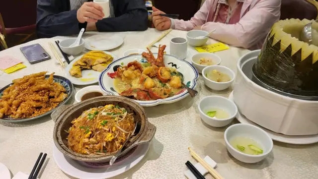 同兩老一行四人晚膳,調味適中,老人家同年青人都話好食。
龍蝦伊麵既肉質算新鮮, 冬瓜盅入面有草菇,火腿,瑤柱,螺肉, 清甜消暑。
蟹肉炒粉絲夠穫氣, 白飯魚亦鬆脆。
服務友善,值得讚。

會再去食。