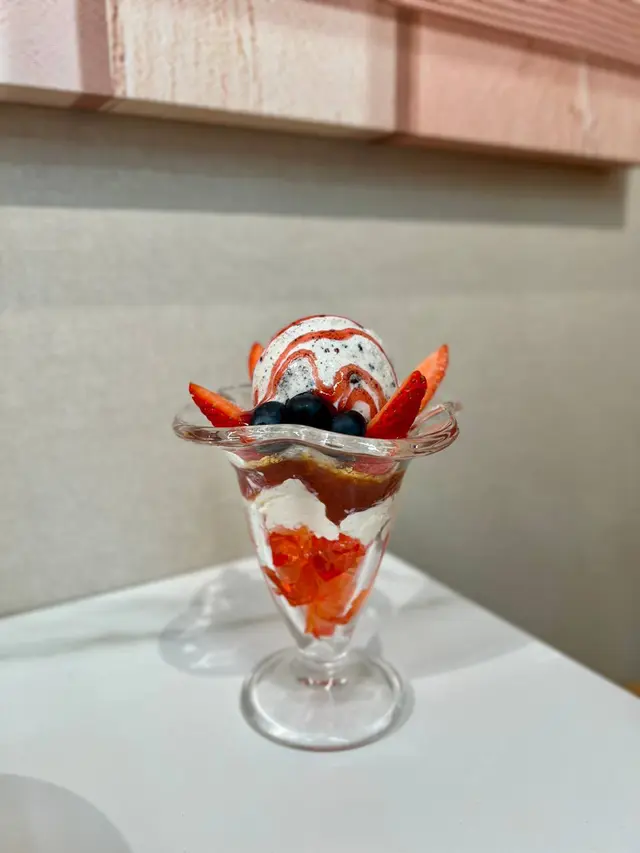 士多啤梨芭菲杯