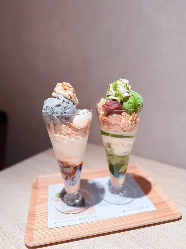 黑芝麻白玉芭菲（左）抹茶蕨餅芭菲（右）
