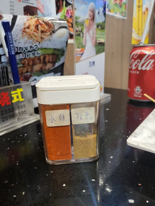 我不吃辣, 店員特地及我們調料, 讓我們覺得不夠味時可以加, 非常細心。