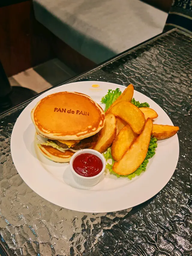 芝士漢堡班戟配薯條 