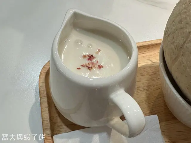 杏仁露椰皇燉蛋白配湯圓芋圓(熱)