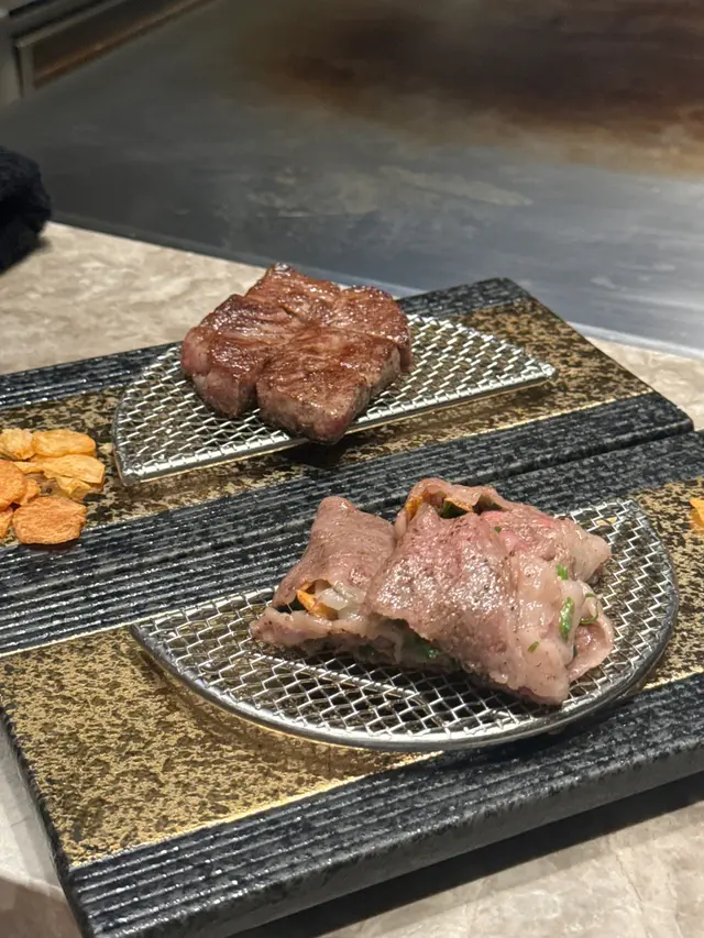 ✨ A5和牛厚燒 ステーキ Steak (+$50/位)
這道五成熟的西冷牛排,肉質鮮嫩多汁,每一口都帶有肉的油脂香,真是肉食愛好者的最愛!
第一口最適合蘸取岩鹽,感受肉質原本的甜美!牛肉味濃,肉質軟嫩,沒有筋,口感極佳!
顏色粉嫩,沒有血水,高溫鎖住了肉汁,讓每一口都軟嫩又不韌,油花分布恰到好處,入口即化!😍