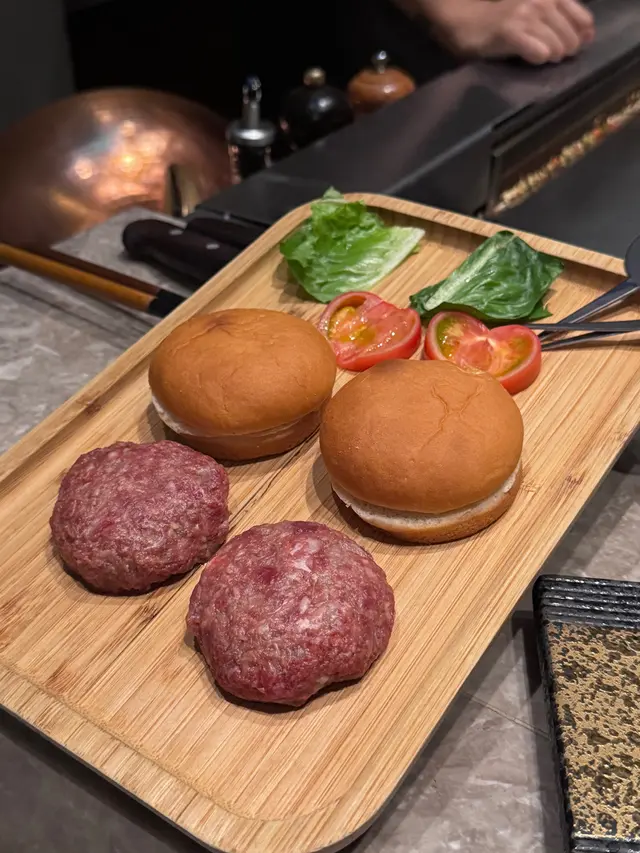✨ 加配 和牛漢堡 ($98)
和牛ハンバーガー Wagyu Burger
這道漢堡用牛油煎至外層焦脆,一口咬下去滿滿的肉汁,真是爽口!😍
散發著濃濃的牛肉香味,夾著蕃茄、生菜及明太子忌廉汁,味道更是昇華,讓你忍不住再來一口!🍔✨