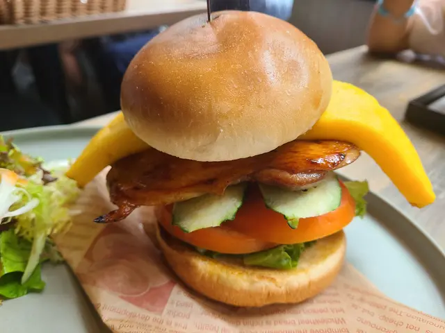 玉子醬油燒雞腿漢堡