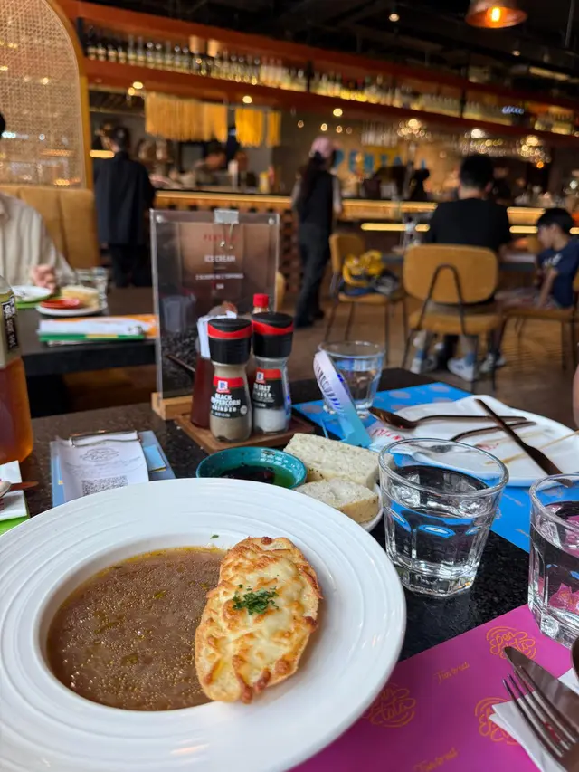 #湯 
洋蔥湯配蒜蓉包好好食