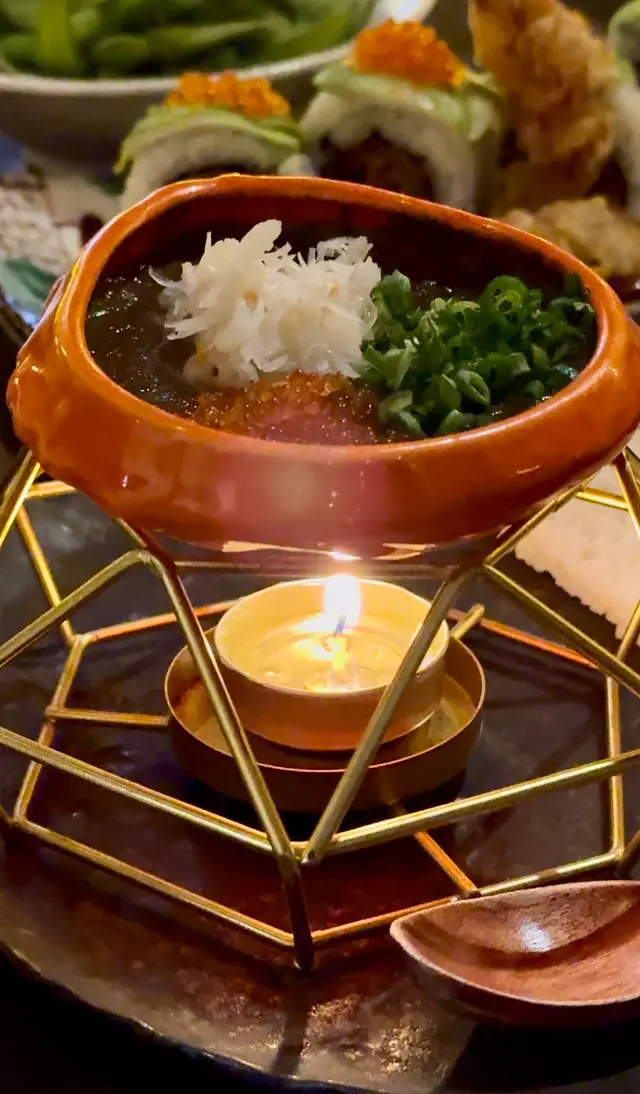 松業蟹みそ焼き 這道菜真的超級划算！使用蠟燭長時間保持蟹膏的溫度，讓蟹膏的鮮味完美釋放 🤤 撈勻後塗在薄脆上，吃下去不僅有鮮味，還有脆口的享受，真是無法抗拒的美味！😋✨
