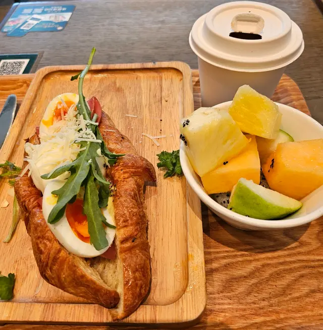 午餐套餐+水果杯，80蚊确实有点贵