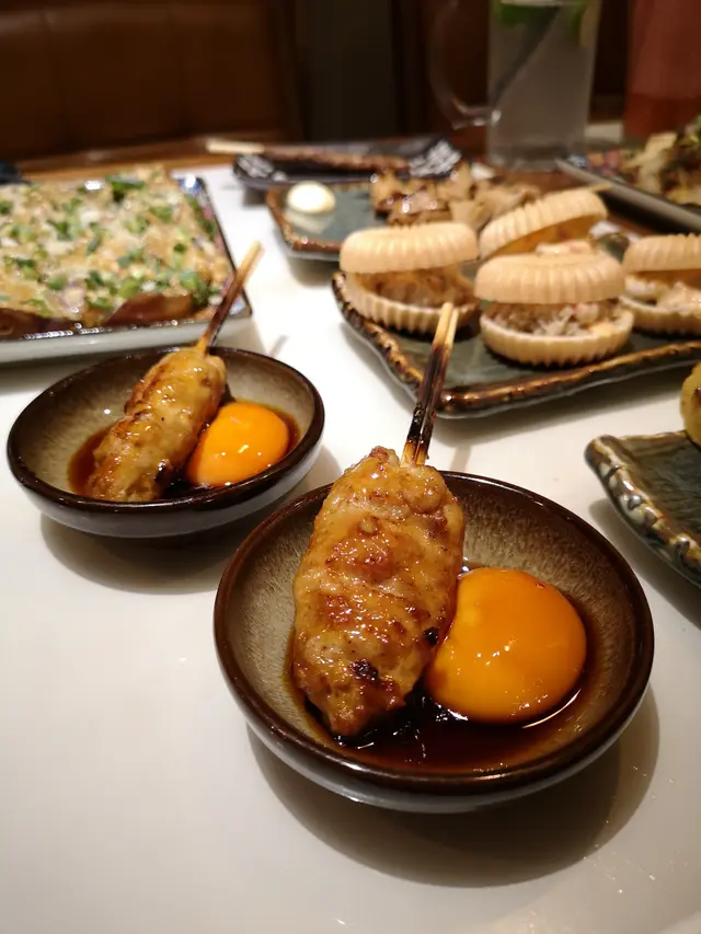 汁燒免治雞肉軟骨棒 (付月見)