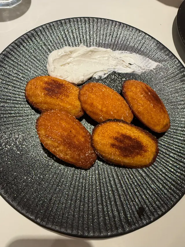 外脆內軟，配柚子忌廉，正😄 #柚子瑪德蓮 #瑪德蓮 #madelaine    